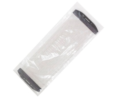 Rede metálica prateada embalada em plástico com extremidades pretas