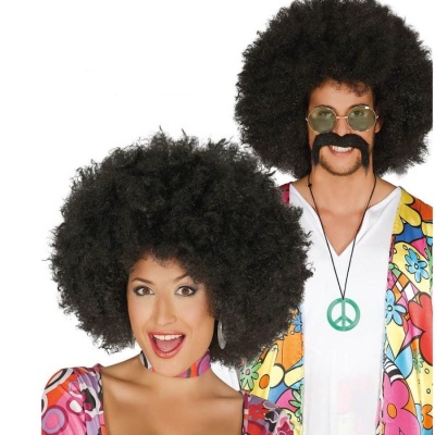 Duas pessoas com perucas afro e fatos florais coloridos em fundo branco