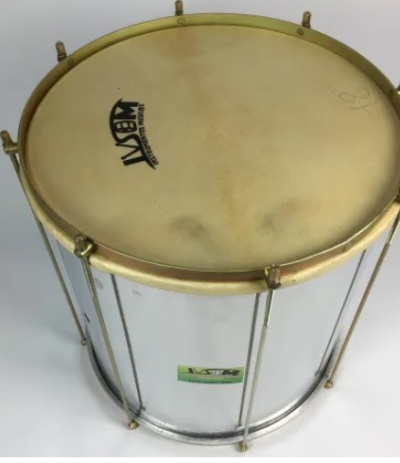 Tambor metálico prateado e dourado com logótipo LVSEM