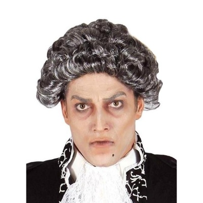 Peruca cinzenta com caracóis estilo antigo em pessoa maquilhada e vestida com roupa preta e gola branca rendada