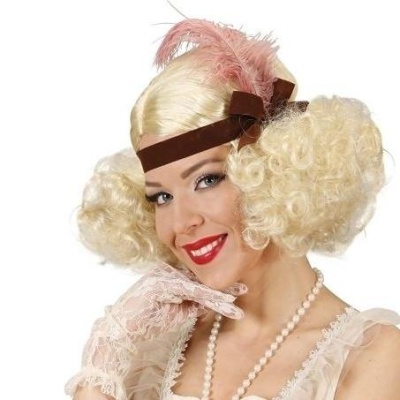 Mulher com peruca loira encaracolada e acessórios vintage