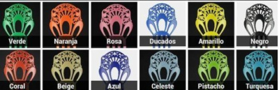 Moldes decorativos em plástico colorido com padrões recortados em várias cores