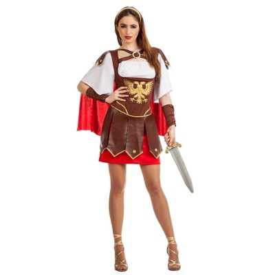 Mulher com fato de guerreira romano em vermelho, castanho e branco, com espada