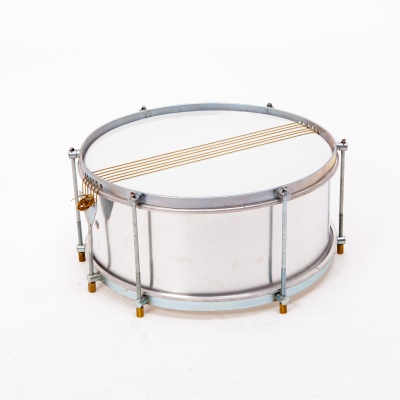 Tambor metálico prateado com cordas douradas, fundo branco