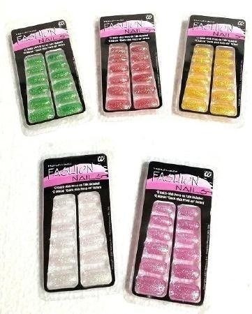 Cinco conjuntos de unhas postiças coloridas em embalagens pretas com texto branco e rosa