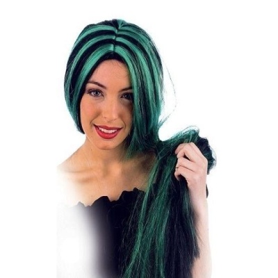 Mulher com peruca longa verde e preta com riscas, vestida com vestido preto