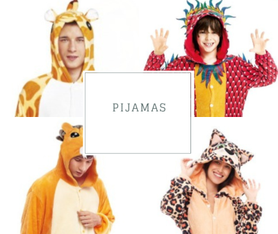 Quatro pijamas felpudos com capuz em padrões de animais e texto PIJAMAS