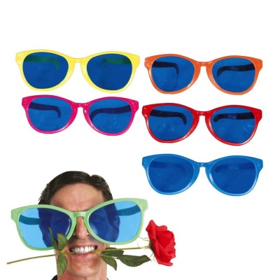 Cinco pares de óculos de sol coloridos com lentes azuis e pessoa a usá-los com rosa na boca