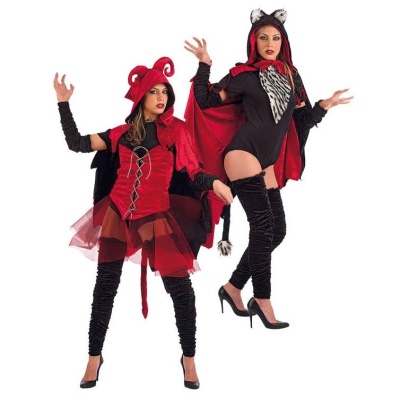 Dois fatos de carnaval para mulheres, um em vermelho e preto com ave de morcego, outro em vermelho com chifres, ambos com leggings pretas e salto alto.