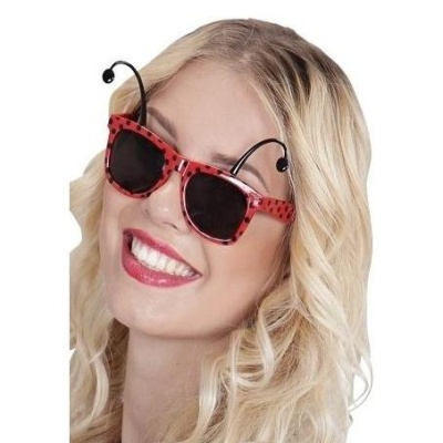 Óculos de sol vermelhos com pontos pretos em pessoa loira