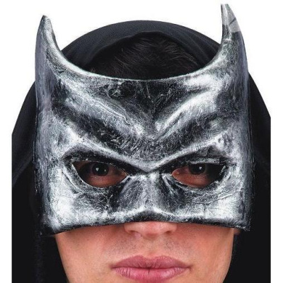 Máscara metálica prateada estilo Batman com textura rugosa