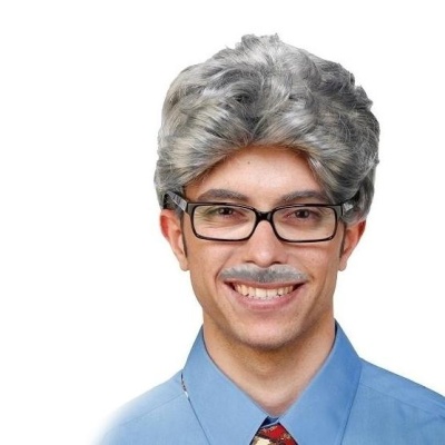 Homem com peruca cinzenta, óculos, camisa azul e gravata colorida