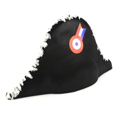 Chapéu bicorne preto com borda branca e insígnia redonda azul, branca e vermelha