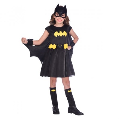 Menina a usar fantasia Batman com vestido, capa, máscara, cinto e meias pretas com símbolo amarelo