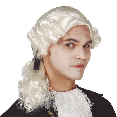 Homem com peruca branca encaracolada e roupa preta e renda branca