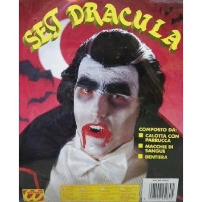 Embalagem de disfarce de Drácula com foto de pessoa maquiada e lista de componentes em italiano