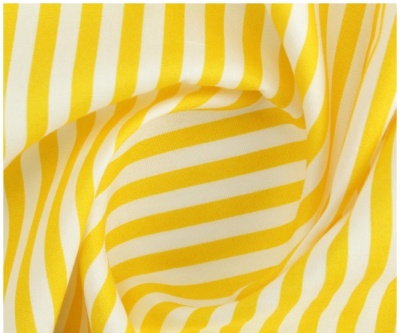 Tecido listrado amarelo e branco com dobras