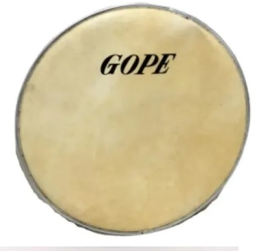 Pele de tambor redonda bege com borda metálica e texto GOPE