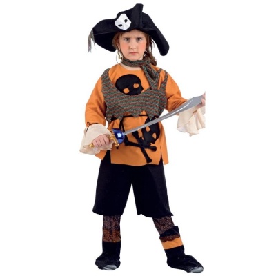 Criança com fantasia de pirata segurando espada em fundo branco