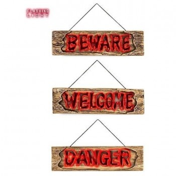 Três placas decorativas com textos iluminados a vermelho penduradas