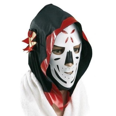 Máscara branca com padrões vermelhos e pretos com capuz preto e vermelho e toalha branca