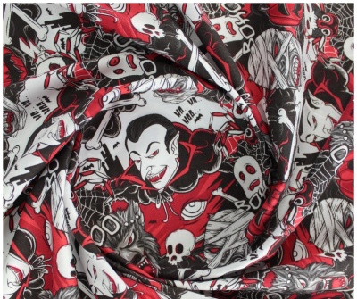 Tecido estampado com personagens de terror em preto, branco e vermelho