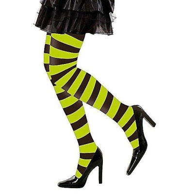 Meias-calças riscas verdes e castanhas com sapatos pretos e saia preta folhos