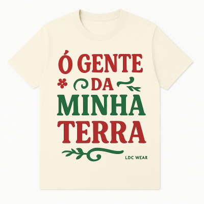 T-shirt bege com texto em vermelho e verde