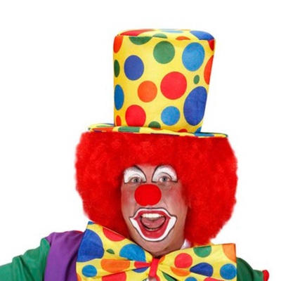 Palhaço com cartola e gravata borboleta coloridas, peruca vermelha e nariz vermelho