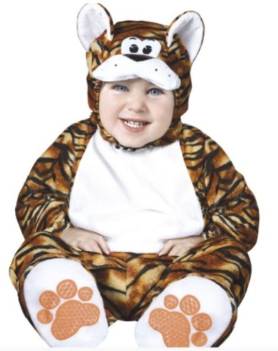 Bebé em fato de tigre felpudo com padrão laranja, preto e branco e capuz com rosto de tigre.