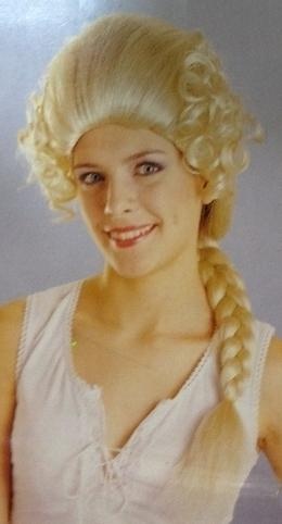 Mulher com peruca loira encaracolada e trança lateral usando blusa branca