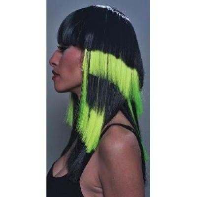 Mulher com cabelo tingido preto e verde fluorescente, corte médio e franjas.