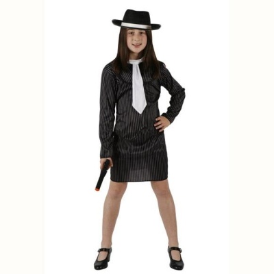 Menina com vestido riscado preto, gravata branca e chapéu preto em fundo branco