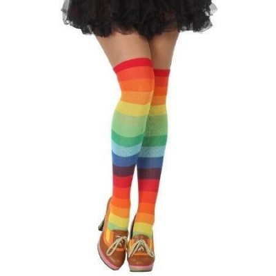 Meias altas com riscas coloridas do arco-íris usadas com sapatos castanhos e saia preta