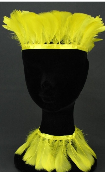 Conjunto de adereços com penas amarelas em manequim negro