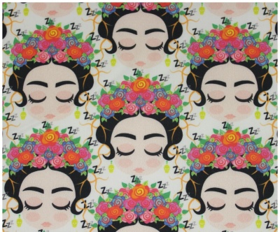 Tecido estampado com rosto feminino florido e letras Zz no fundo