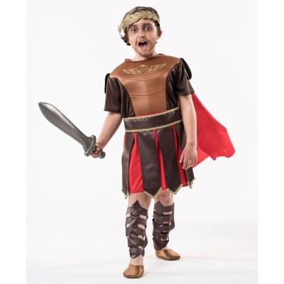 Criança com fantasia de soldado romano com espada e capa vermelha