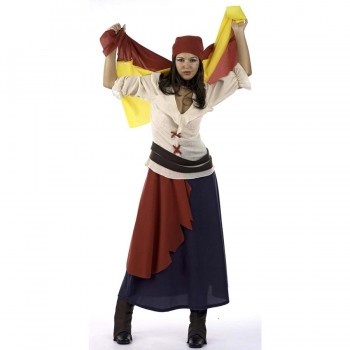 Pessoa com traje de pirata segurando pano amarelo e vermelho