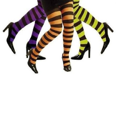 Três pares de pernas com collants riscas coloridas e sapatos pretos de salto