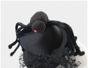 Chapéu preto com aranha decorativa preta e olhos vermelhos