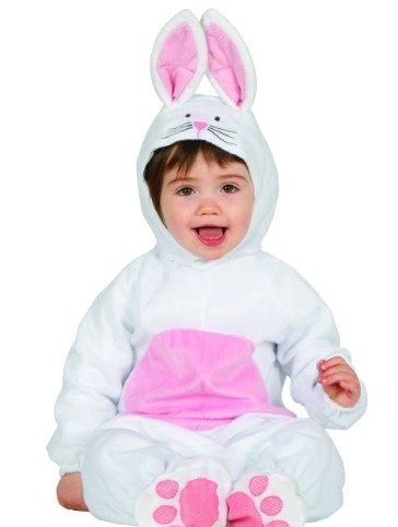 Bebé com fato de coelho branco e rosa sentado