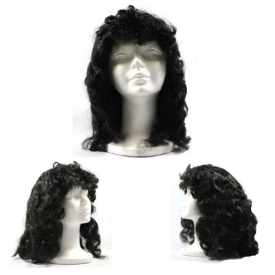 Manequins com peruca preta cacheada em diferentes ângulos