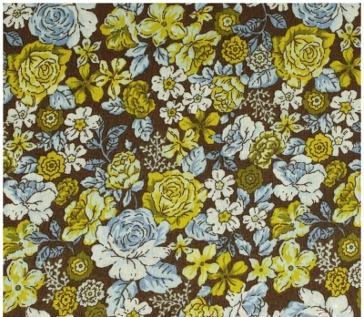 Tecido com padrão floral em amarelo, azul, branco e verde sobre fundo castanho.