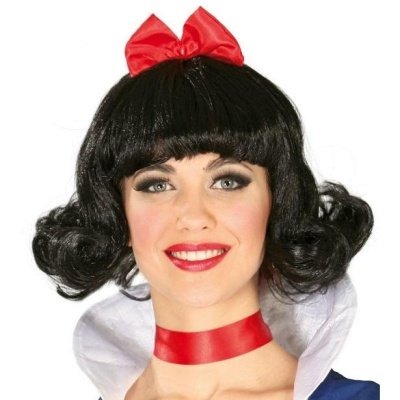 Mulher com peruca preta curta ondulada, laço vermelho e gargantilha vermelha