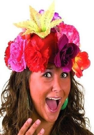 Mulher com coroa de flores artificiais coloridas