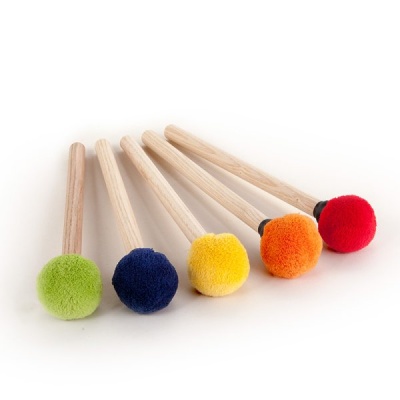 Cinco baquetas com cabeças de feltro coloridas e cabos de madeira clara sobre fundo branco