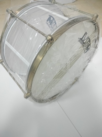 Tambor branco com aro metálico e plástico protetor