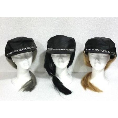 Três manequins com bonés pretos com corrente e perucas diferentes