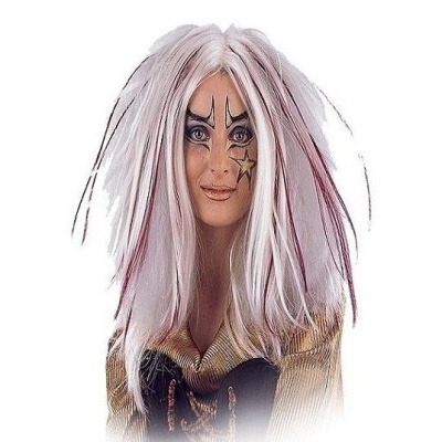 Peruca longa branca com riscos vermelhos em fundo branco