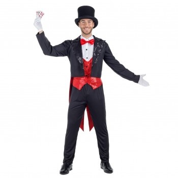 Homem vestido de mágico com traje preto, vermelho e branco, cartola e cartas na mão